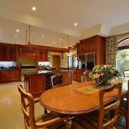 Sleeps 10 Pool Air Con Wifi Villa *