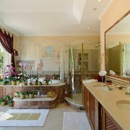 Villa Sleeps 10 Pool Air Con Wifi *