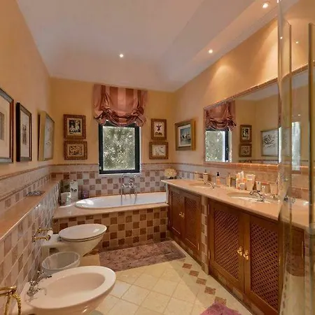 Sleeps 10 Pool Air Con Wifi