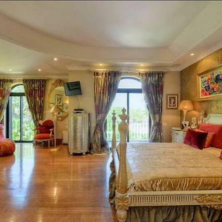 Sleeps 10 Pool Air Con Wifi *
